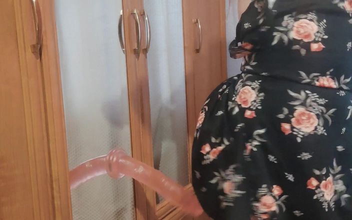 Lizaveta: Ung MILF knullar sig själv i spegeln