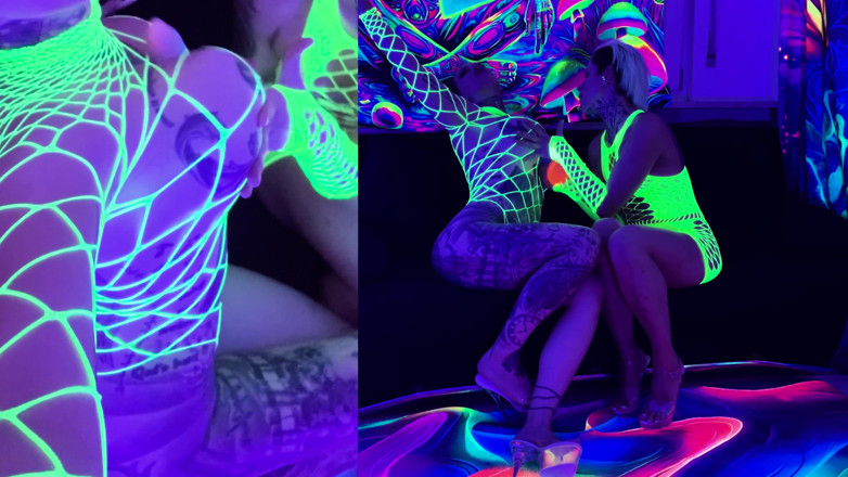 MissAlessaMilano: Neon Light with 2 Crazy Girls