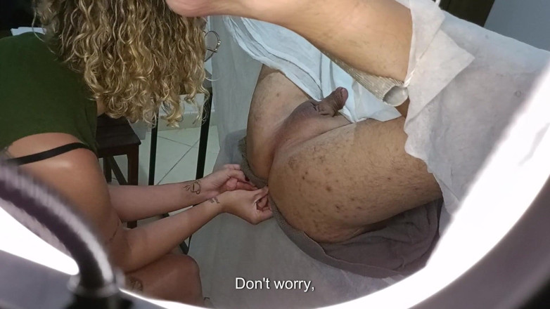 Gabi SweetCouplesStories: Pacjent idzie na badanie prostaty, ale kończy się straponem wbitym...