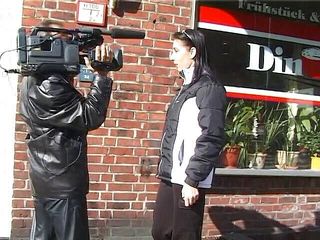 Lucky Cooch: Genç esmer sokakta röportaj yapıyor