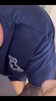 Suamiku mergokin aku lagi asik seks threesome sama temanku di dapur