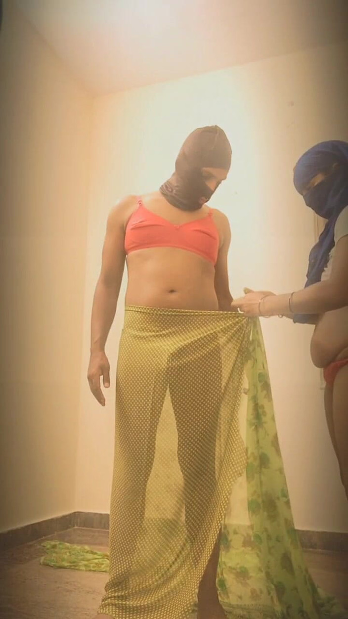 Mrbunty98: Hintli sahibe evli kadın kadın kılıklı kocasını takma yarakla sikiyor