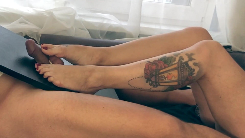 Amateur_fetish: Piedi che schiaccia le palle