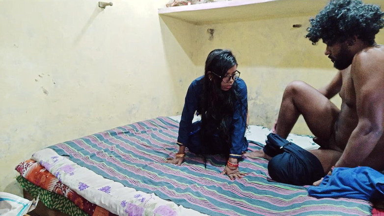 Hindi-Sex: O fată frumoasă indiancă călărește o pulă după ce a...