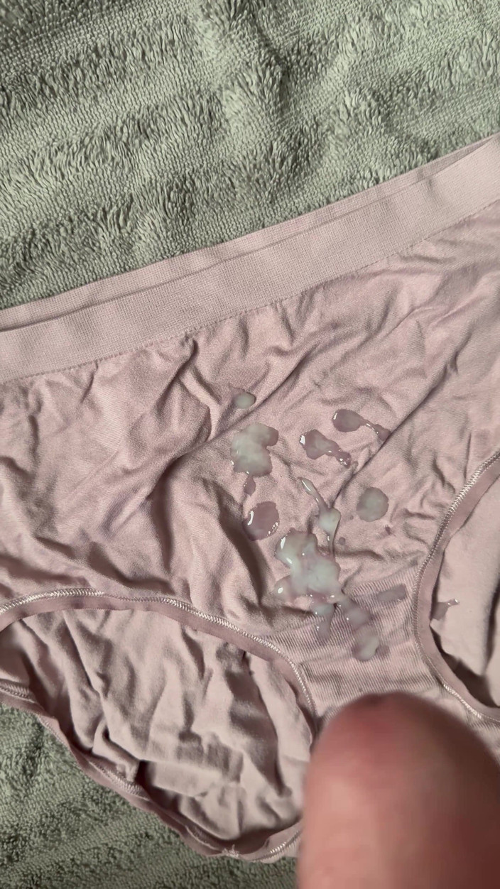 CumDaily: 마누라의 팬티에 정액 8