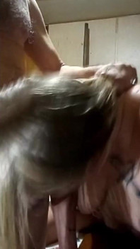Krásná manželka kouří ptáka živě s creampie