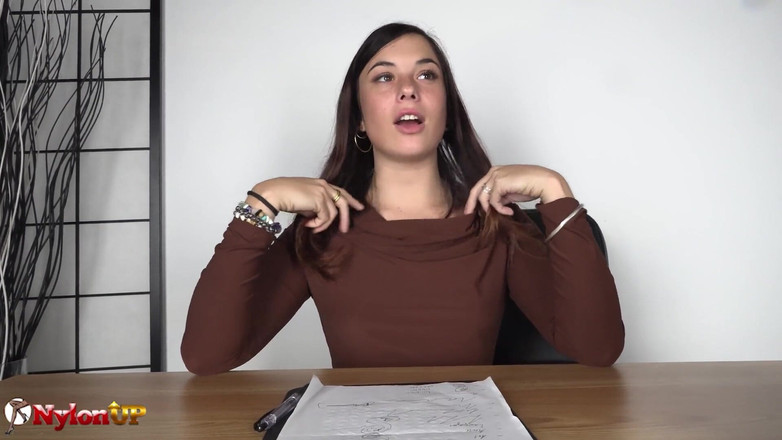 FootFetish Girls With Sex Toys and Nylons: Profesoara obraznică își folosește picioarele și corpul pentru a-i învăța pe elevii ei în...