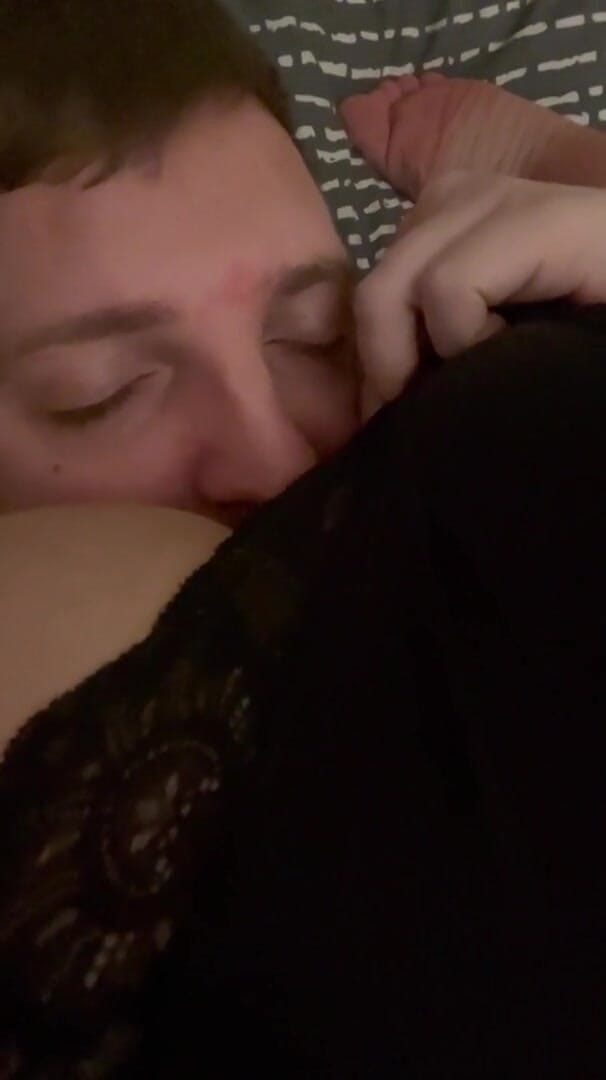 Filthy British Couple: 淫語ふしだらな女は彼女のお尻を舐めてから舐め、彼女のパパのお尻の穴を吸います