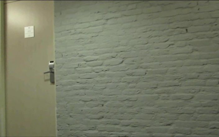 Littleschorschi: Nude Boner Flash em Hotel