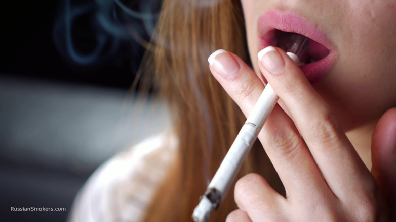 Russian Smokers: М'яка російська красуня курить сигаретні спокійні моменти