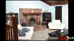 Total fetish studio: 2 na 1 se sexy černou kočkou