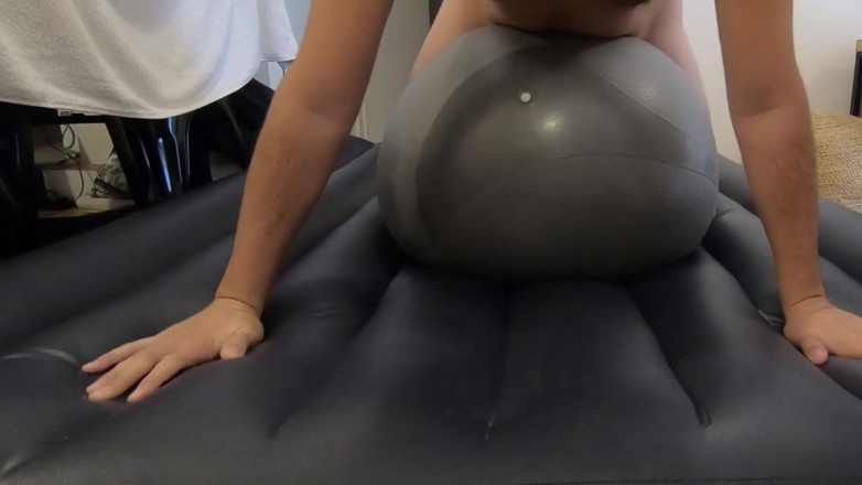 Inflatable Lovers: Ngentot bola gimnastik di matras udara