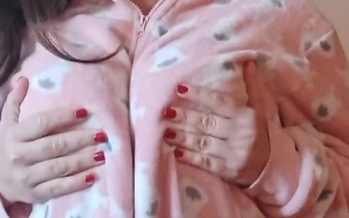 Kinky Lyrical: Sgrillettando My bunny Onesie e giocando con le mie tette