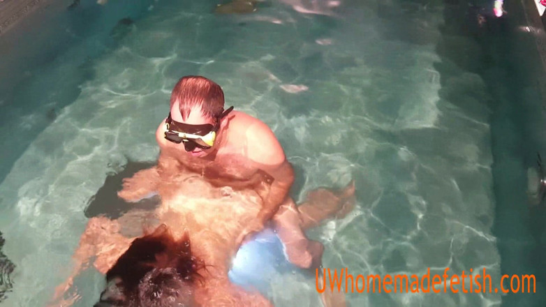 UW Homemade Fetish: Couple having fun in the pool underwater