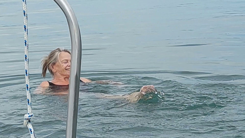 martinawest: La Nonna Va a Nuotare Con Un Costume Sexy!