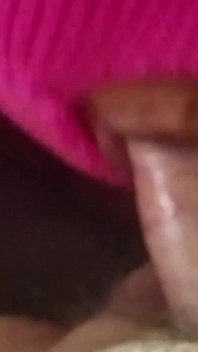 Geile rondborstige getrouwde milf geniet ervan om in een pik te knijpen totdat ze een mondvol heet sperma krijgt