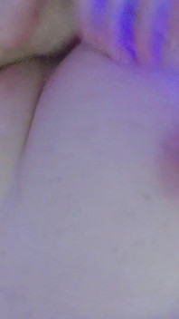 Memek cewek ini dicrot di dalam sampai orgasme