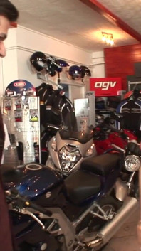 Ngentot pelacur sepeda motor rambut pirang yang difilmkan