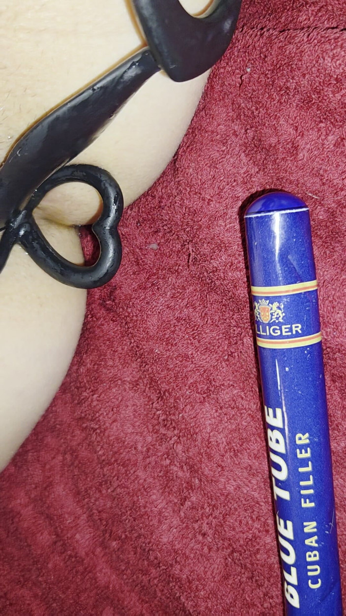 Ana Liz: Ana Liz riempie il suo buco del culo affamato e...