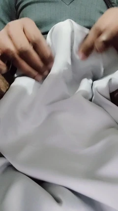 丝质丝质打手枪色情 - 与邻居chachi的白色缎面丝质纱丽擦鸡巴头（57）