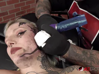 River Dawn Ink xăm 5 khuôn mặt và đụ một con cu to cứng