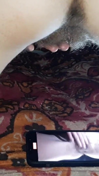 Mă uit la iubita mea filmând un videoclip porno și masturbându-se