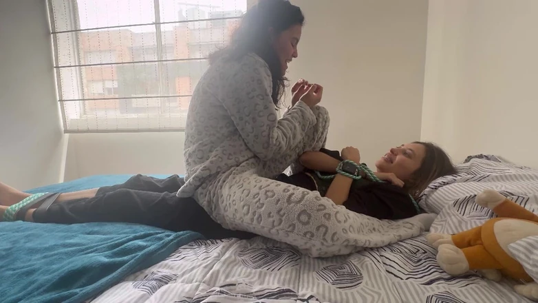 scarlettandc: Ela Me Amarra E Depois Me Faz Um Orgasmo