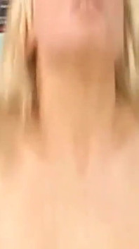 금발 창녀의 엉덩이와 보지를 벌리게 하는 흑인 대물 자지