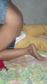 Remaja India panas sangat menikmati blowjob dan menunggang