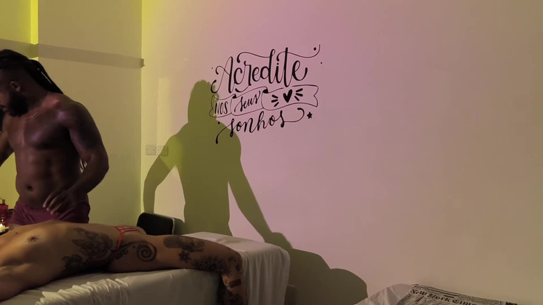 Nurseblack: कोमल व्यभिचारी पति काले संपन्न भाग तीन के साथ तांत्रिक मालिश करने के लिए पत्नी को ले गया