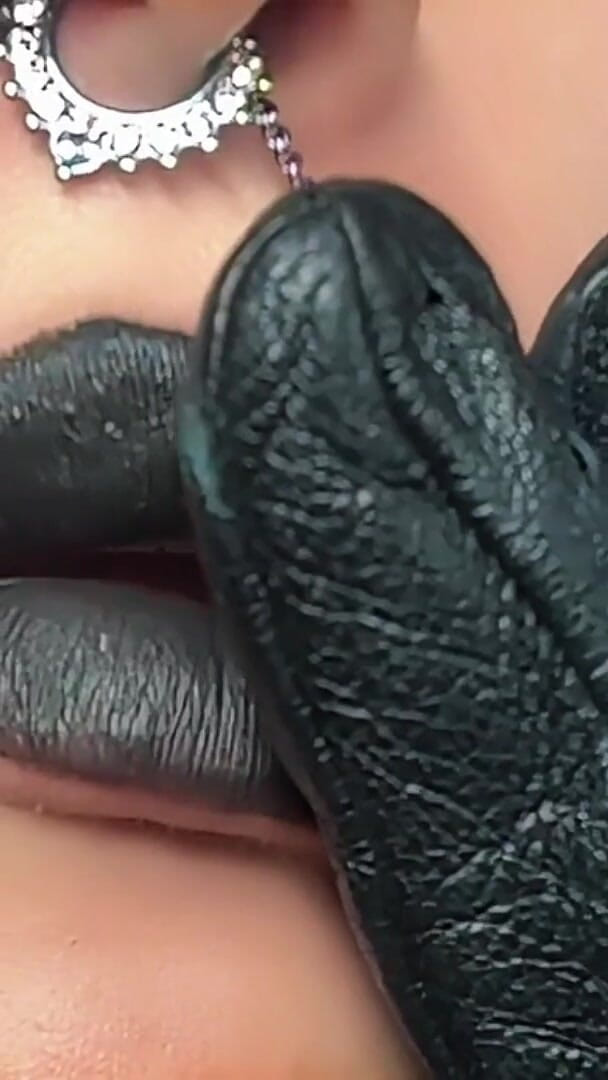 Viper Fierce: Fetish cewek nakal ini lagi asik merokok sambil ngomong jorok