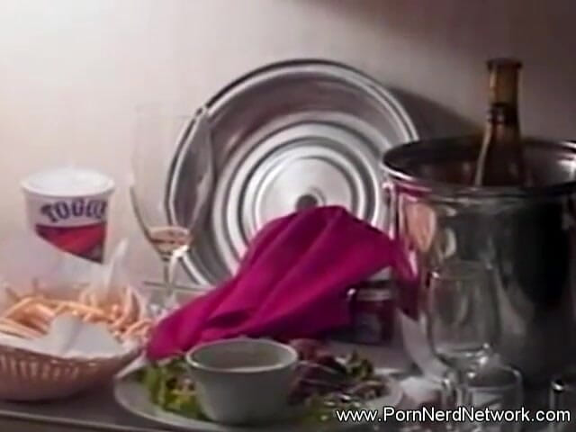 Porn Nerd Network: Madura milf fode estudante vizinha por chutes