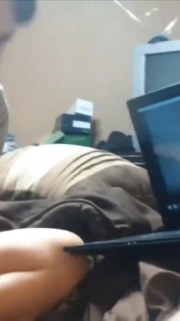 Une femme amateur suce et branle une bite en regardant son porno maison