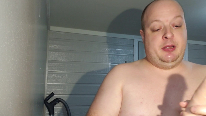 Charlieboy69: Gırtlağına kadar 5 büyük dildo, 7-14 inç yarak, bolca yağ enjekte ediyor