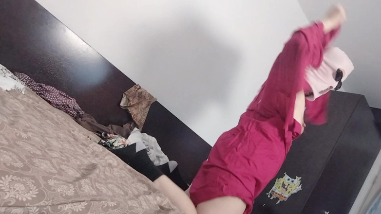 Amateur_MS: Sexy Latina Probiert Und Schneidet Kleidung an.