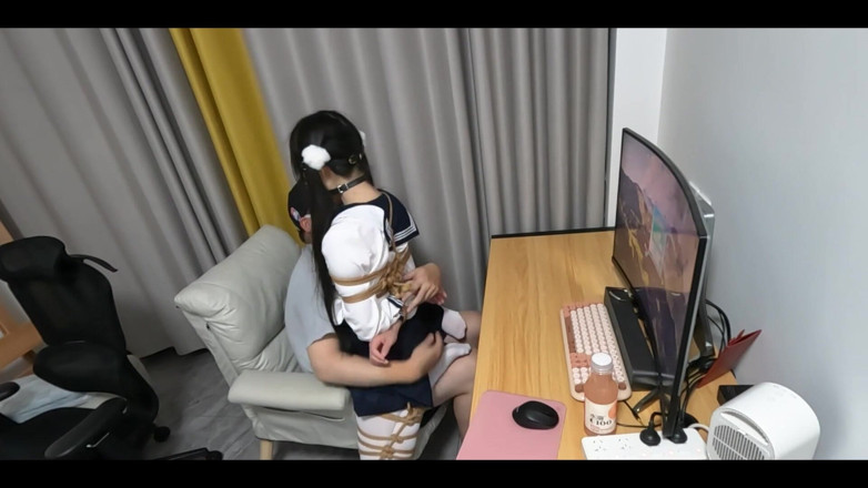 OrangeXXOO: Brincando com o computador enquanto joga com jk pequena meia-irmã