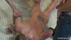 Bound in public: Đô vật bị một đám đông hứng tình đập tập thể trong một...