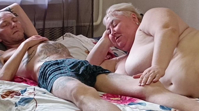 Zona901: Macecha dovedně saje ptáka a polyká sperma