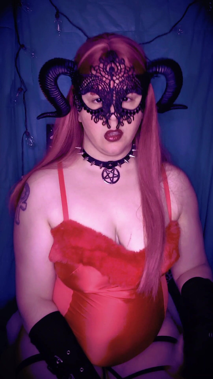Davina Donna: Demoníaca mostrando os peitos do batom