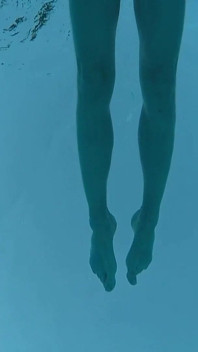 Piscină publică interioară solo, bărbat nud în formă, înotând
