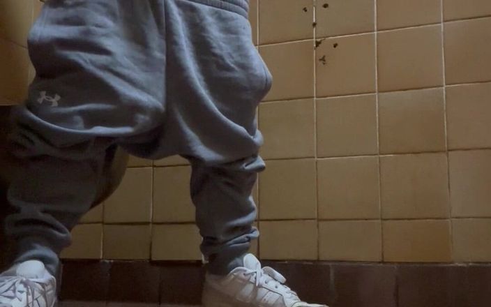 10 inch daddy: Quay tay trong nhà vệ sinh