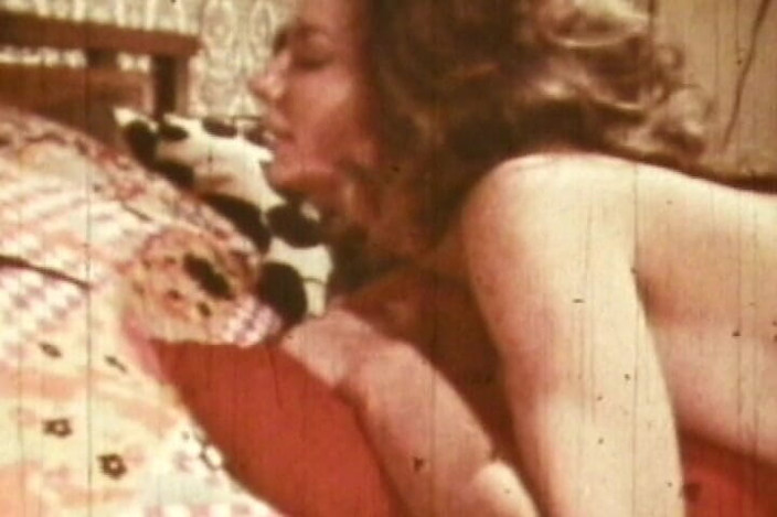 Japan Babe: Sepia-toned Analorgie zeigt retro-brünette, die alle löcher nimmt