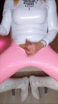 Massiccia sborrata in leggings pvc rosa