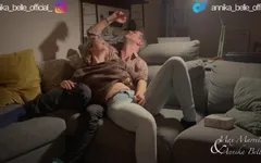 热辣的性感沙发性爱 + 最佳前戏 - 真正的素人情侣亲吻