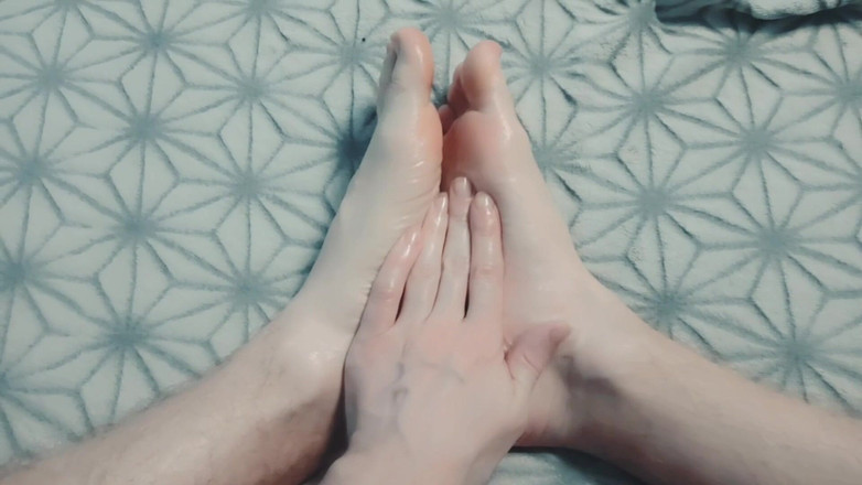 Pasha: O cara massageia suavemente os pés com óleo