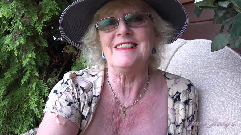 Aunt Judy's: Auntjudys - gilf matură păroasă de 66 de ani doamna Claire îți suge...
