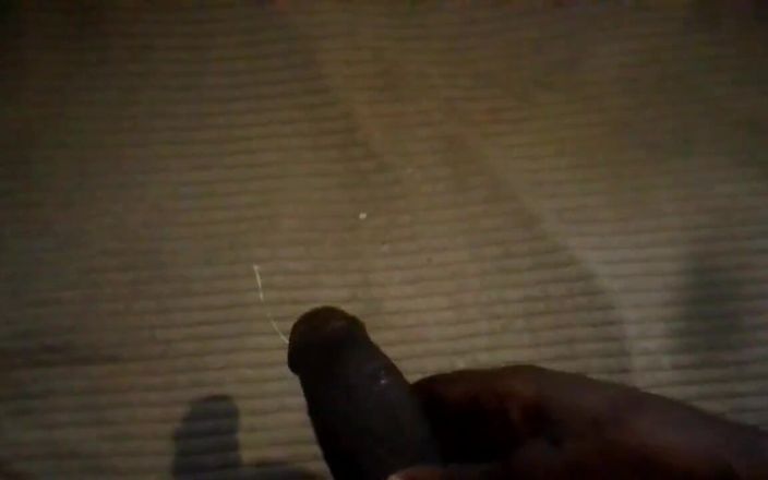King Cee: Kontol hitam muncrat di lembaran