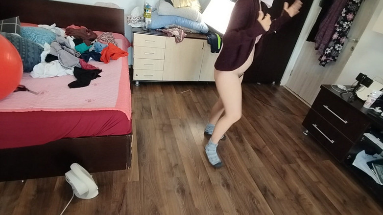 Amateur_MS: Esposa amadora se diverte experimentando roupas e cortando-as