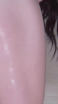 Une déesse prend du plaisir anal sous la douche
