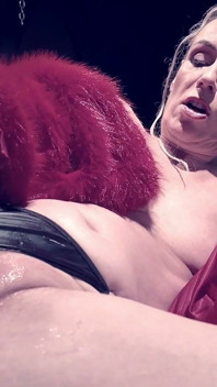 Consolos vermelhos em um diabo com tesão em vermelho